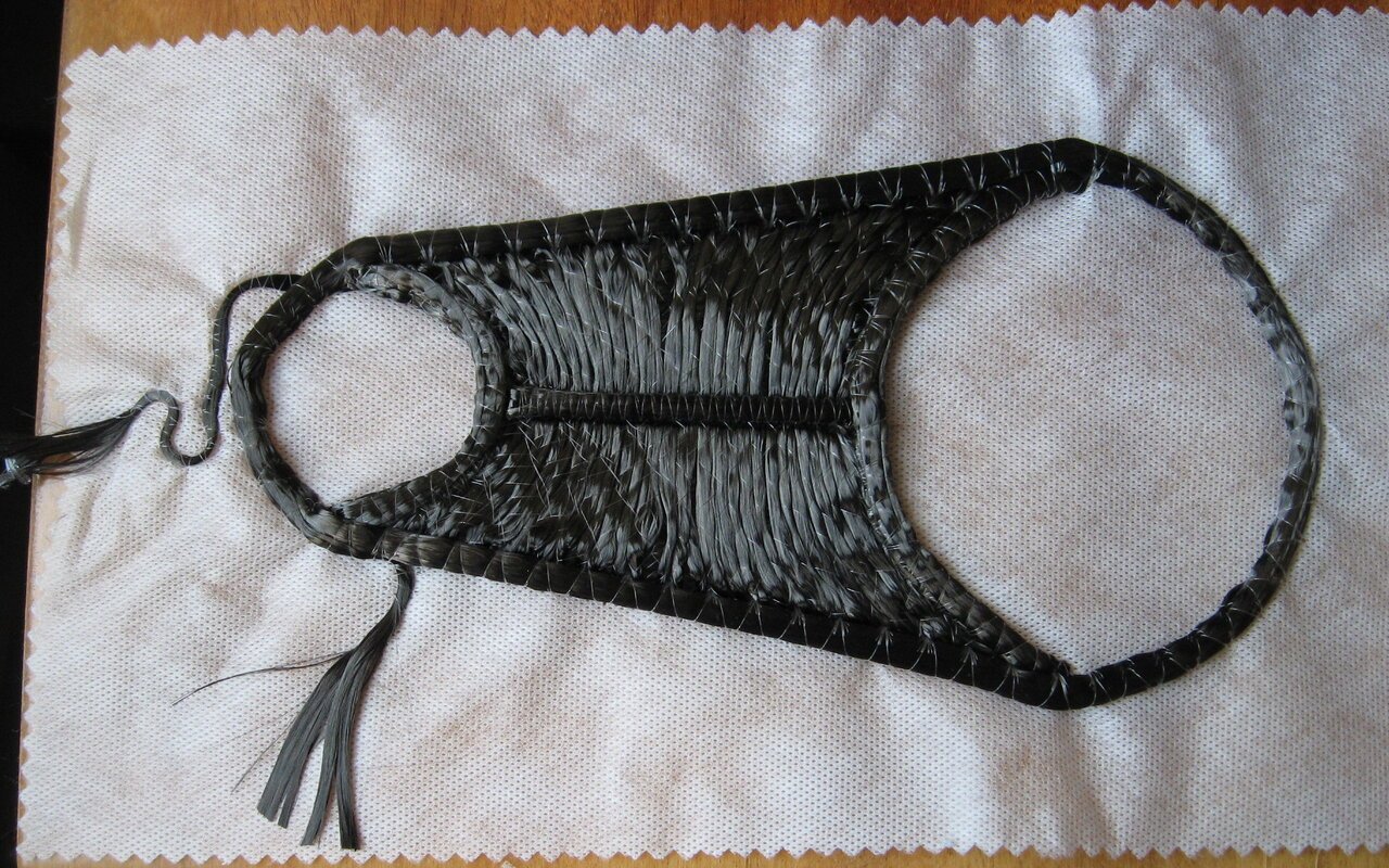 Renforcement composite brodé en fibres de carbone entrecroisées