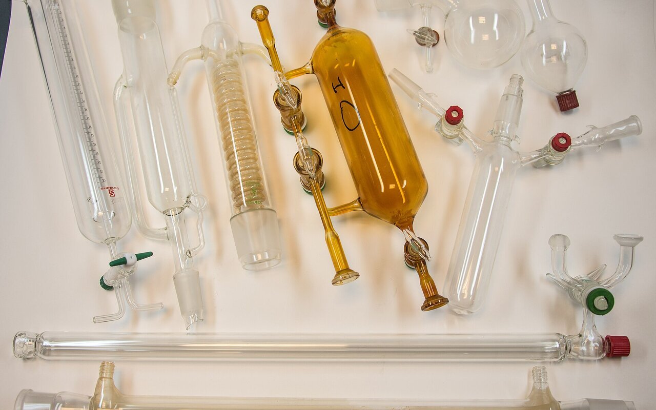 Assortiment de verrerie de laboratoire incluant des béchers, fioles et tubes à essai de différentes tailles et formes