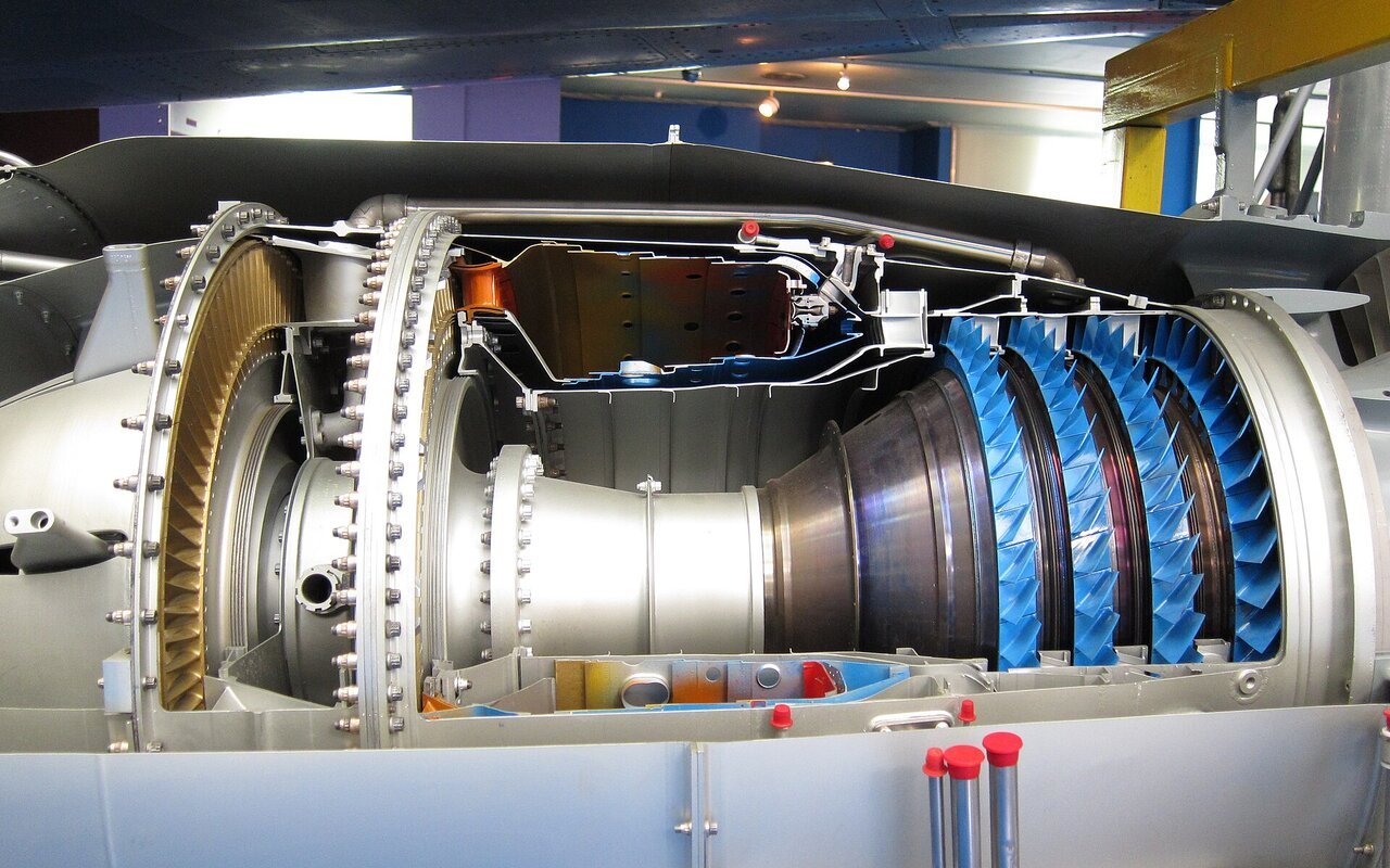 Coupe transversale d'un turboréacteur double flux Rolls-Royce Turboméca Adour montrant les étages de compression et combustio