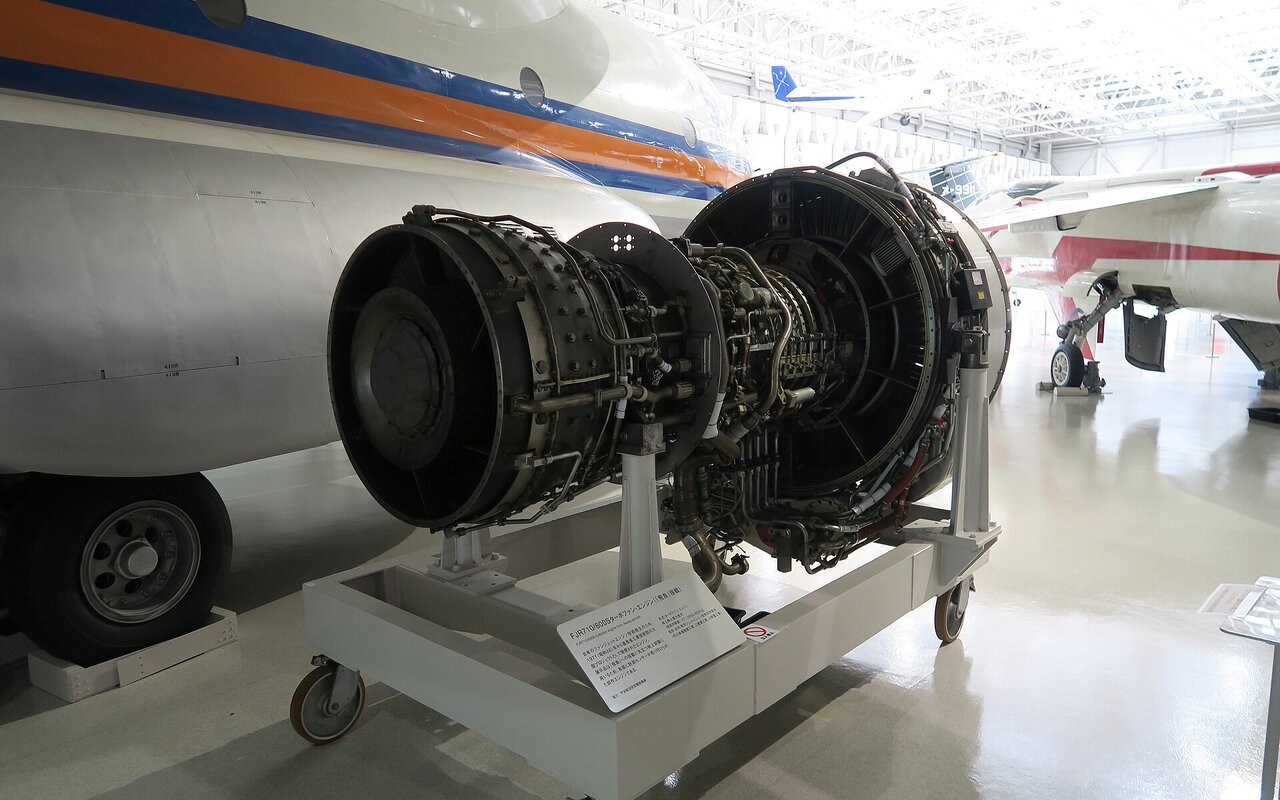 Moteur turbofan FJR710 600S, vue de face montrant les aubes du compresseur et la structure interne