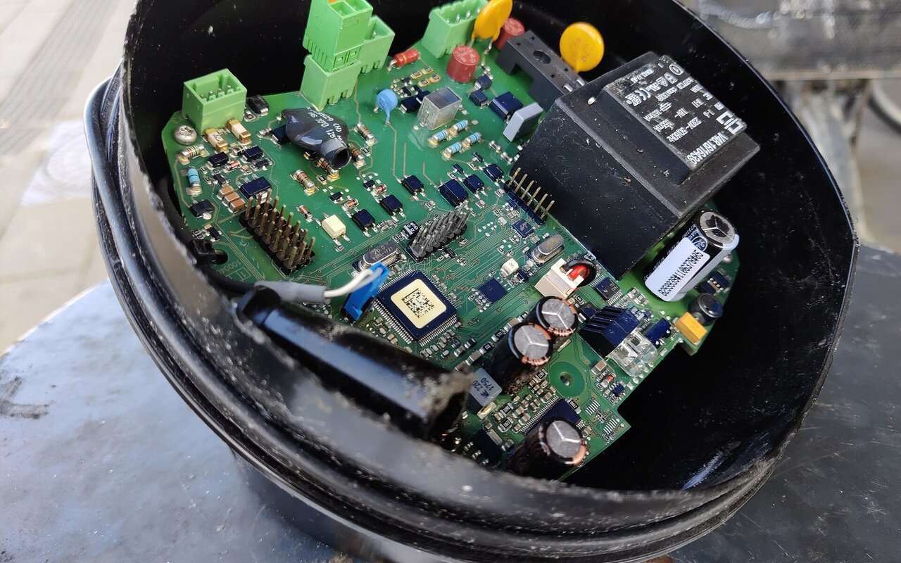 Gros plan d'un circuit imprimé avec composants électroniques et traces de cuivre vertes