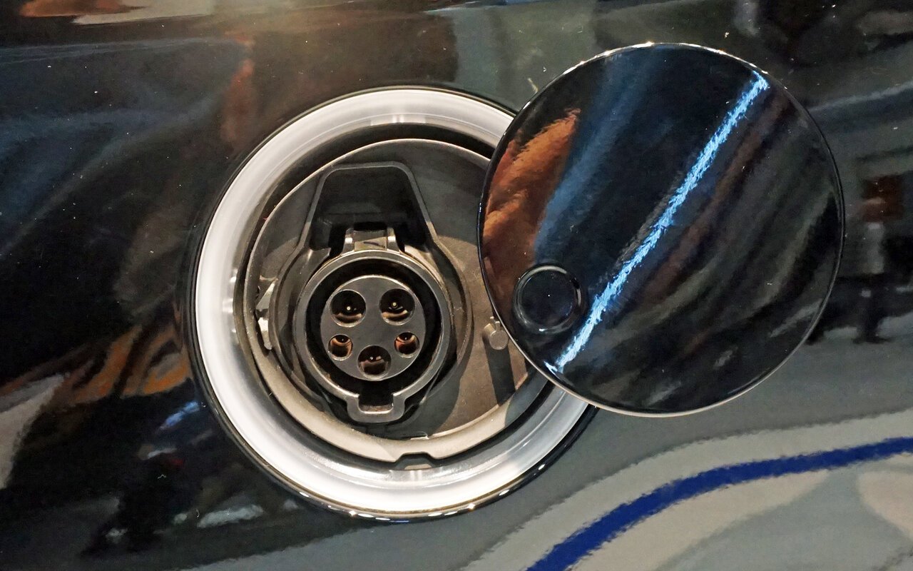 Gros plan sur le port de recharge d'un Ford Fusion Energi plug-in hybrid