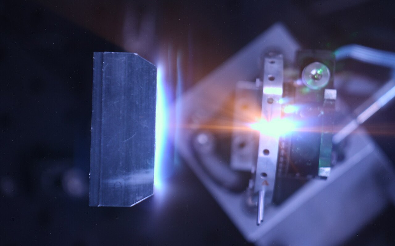 Interaction d'une impulsion laser haute puissance avec une cible produisant un plasma