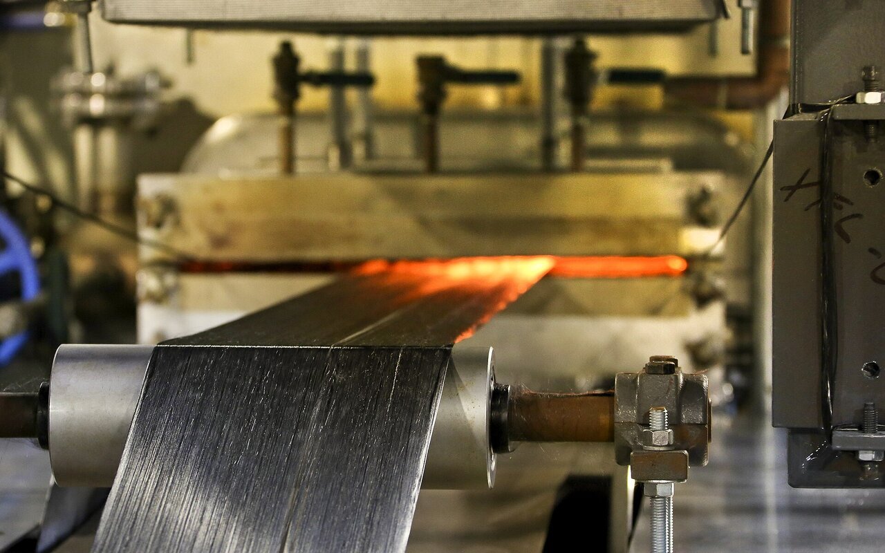 Fibres oxydées passant d'un four basse température à un four haute température pour la carbonisation