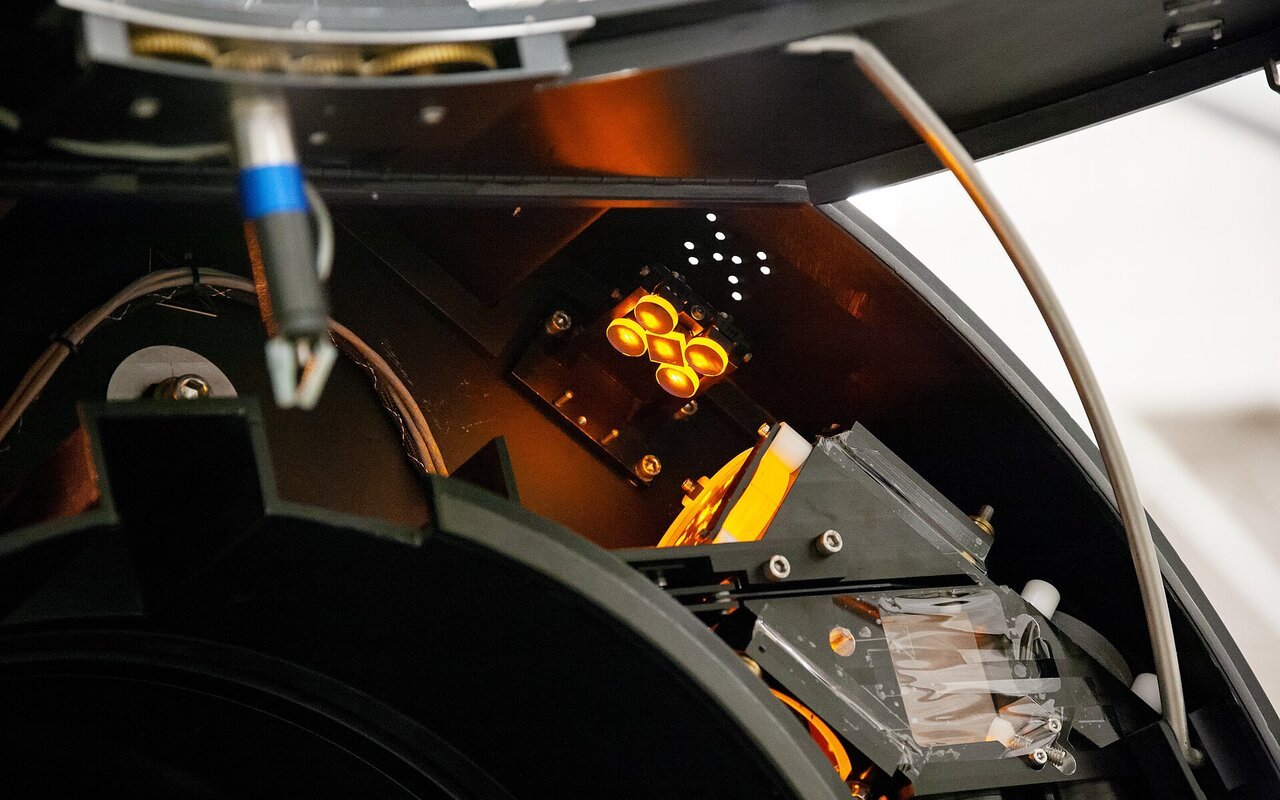 Constellation de cinq étoiles guides laser formées par le système d'optique adaptative multi-conjuguée Gemini