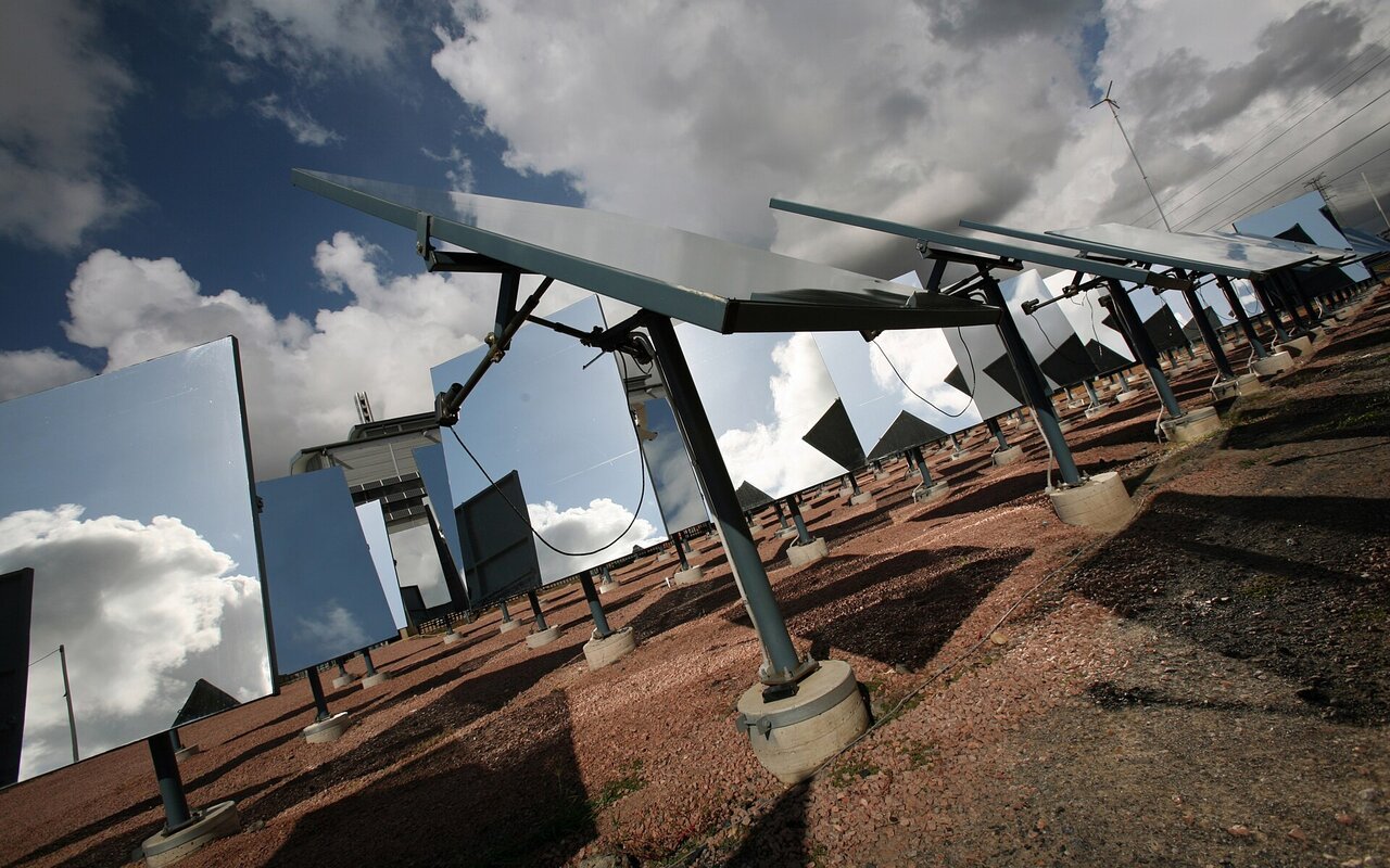 Champ d'héliostats concentrant l'énergie solaire sur un réacteur en tour