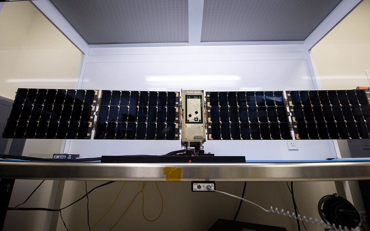 Petit satellite en configuration de vol avec panneaux solaires déployés