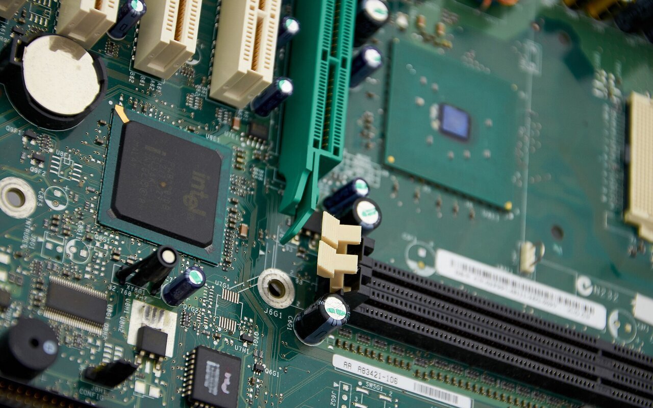Gros plan d'une carte mère d'ordinateur montrant des composants électroniques, des circuits et des connecteurs