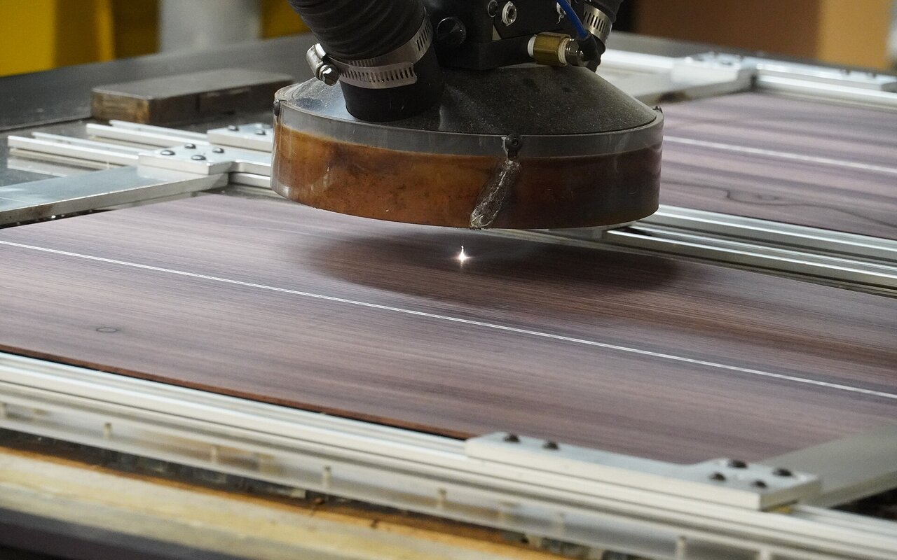 Tête de découpe laser en fonctionnement à la Martin Guitar Factory