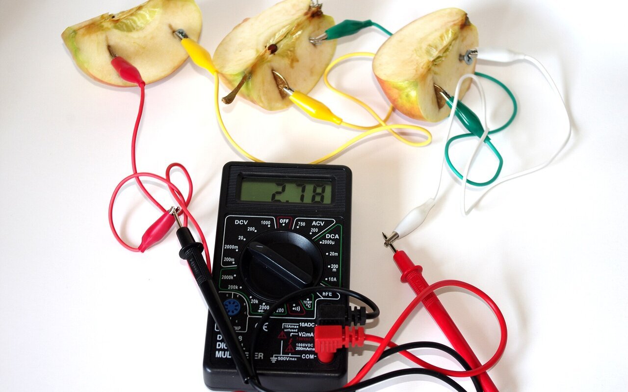 Batterie artisanale faite de pommes avec électrodes en cuivre et acier