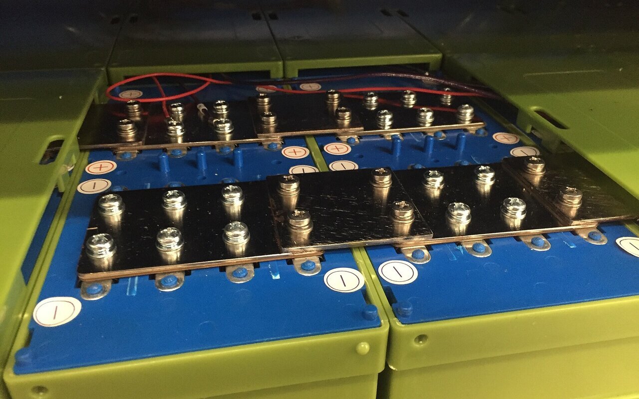 Cellules de batterie lithium fer phosphate LiFePO4 400 Ah disposées en configuration