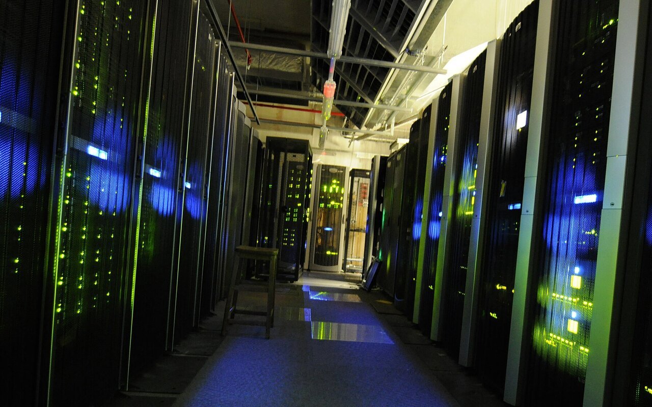 Salle serveur des Archives nationales avec rangées d'équipements informatiques et de câblage réseau organisés