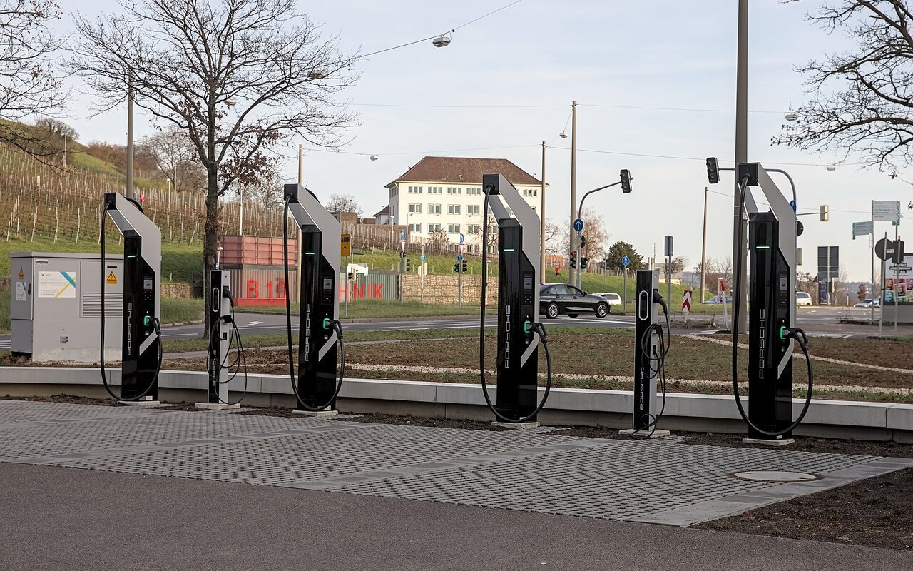 Plusieurs bornes de recharge pour véhicules électriques alignées dans une rue de Stuttgart