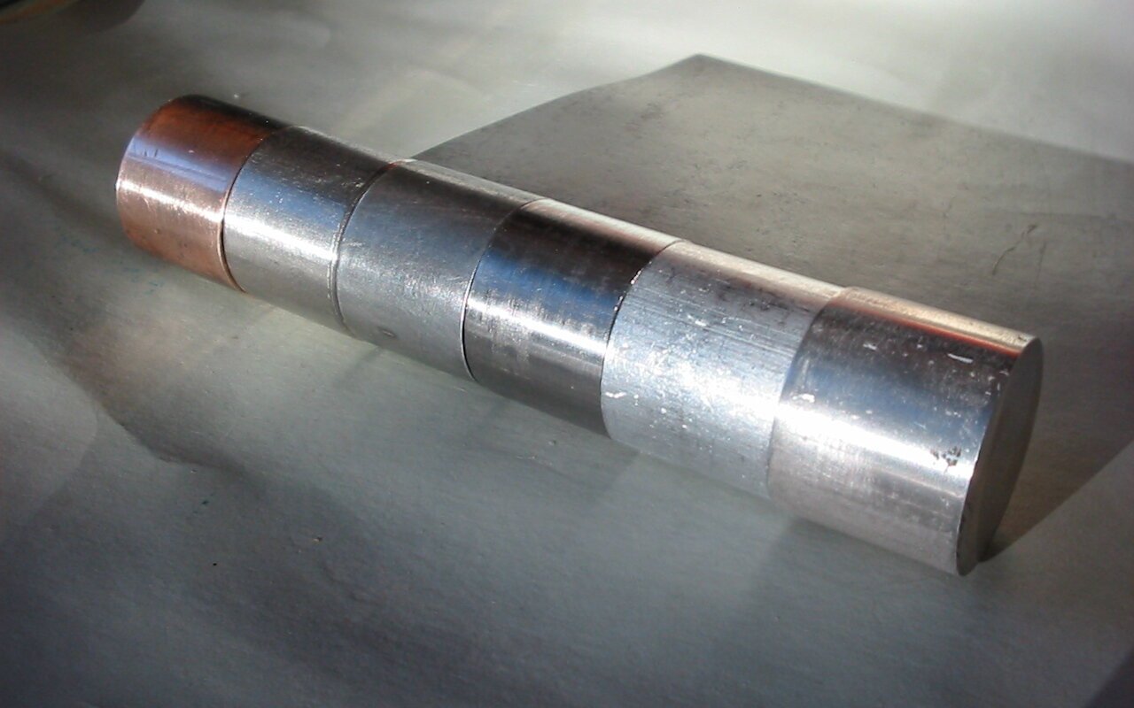 Échantillons d'alliages métalliques incluant béryllium-cuivre, Inconel, acier, titane, aluminium et magnésium