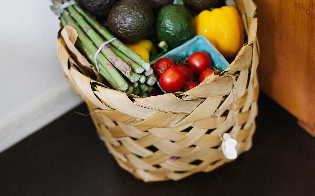 Courses d'alimentation saine avec fruits et légumes frais dans un sac.
