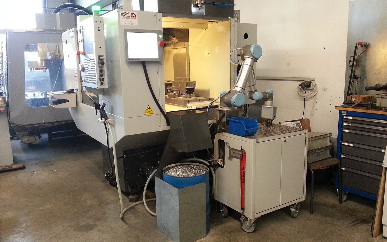 Centre d'usinage CNC avec robot de chargement et déchargement automatisé pour enlever du métal