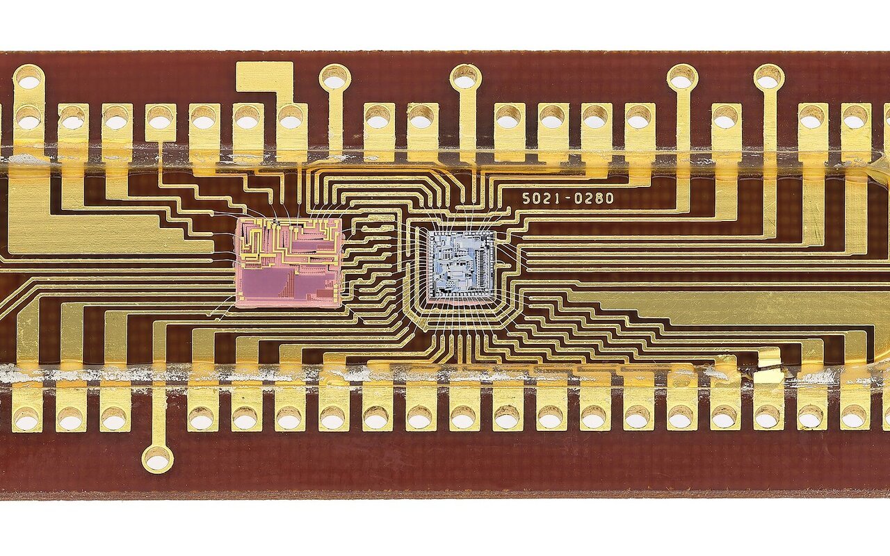Circuit intégré hybride NMOS ouvert montrant la logique de contrôle et les résistances de précision du multimètre HP 3476A.