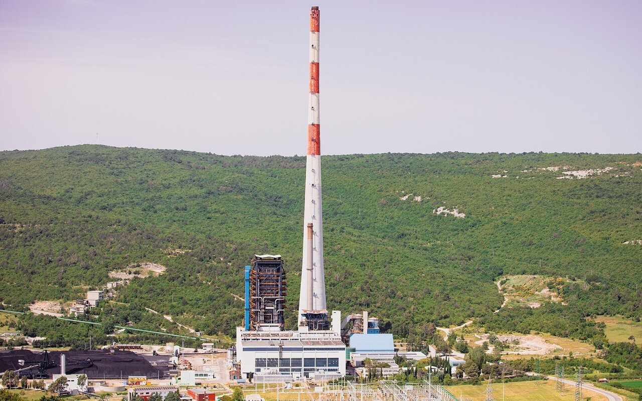 Centrale thermique au charbon en fonctionnement avec tours de refroidissement