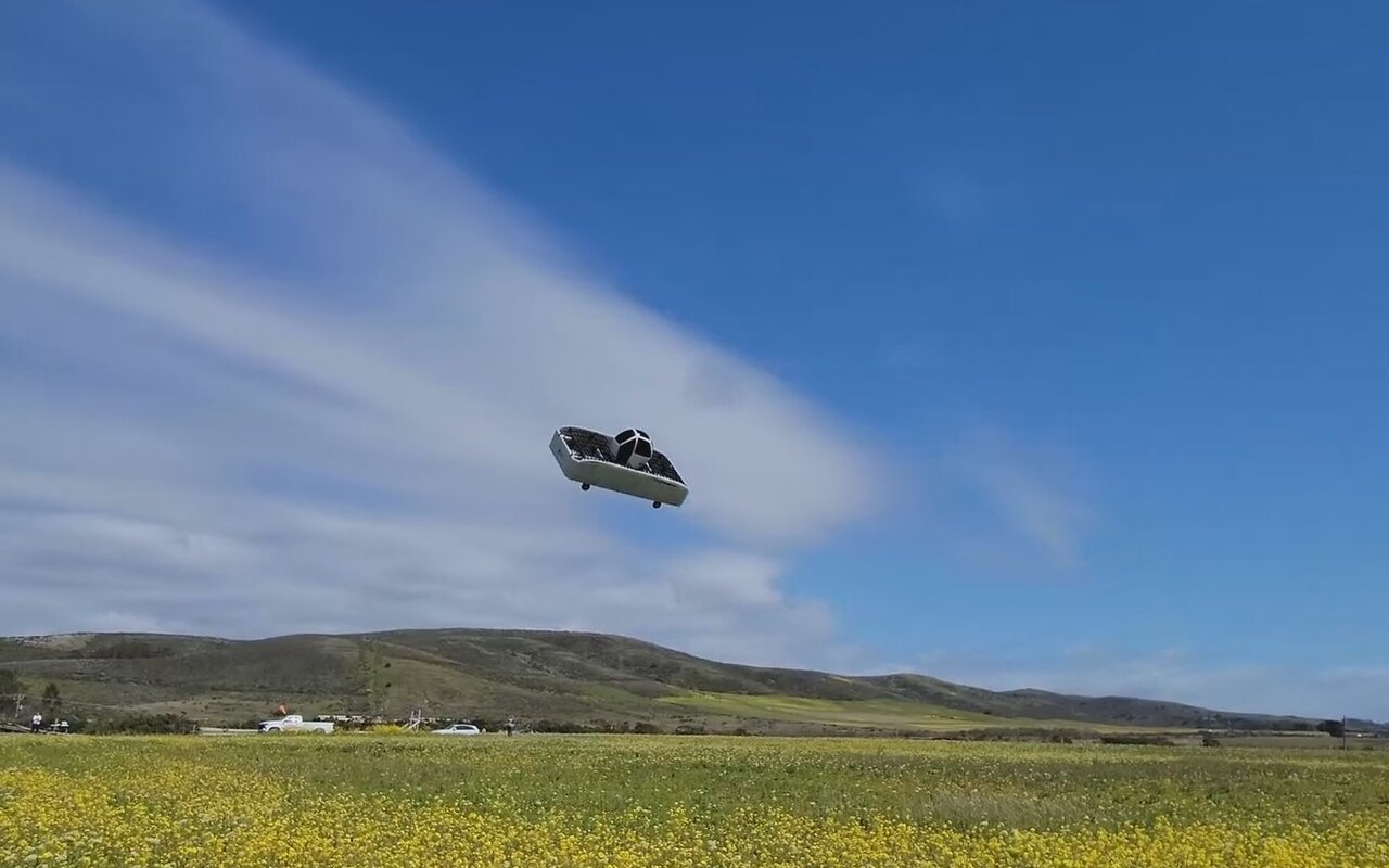 Prototype de voiture volante Alef en configuration de vol horizontal, mode biplan, juin 2023