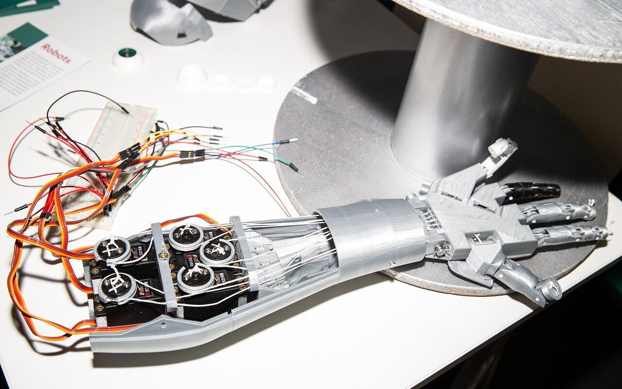 Main robotique articulée présentée lors d'un salon professionnel de technologie