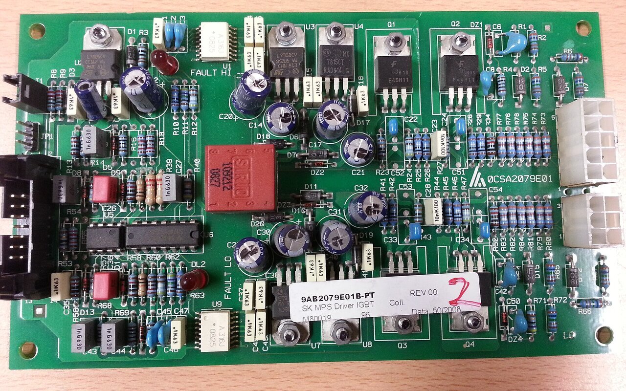 Circuit imprimé avec composants électroniques et connexions cuivre visibles