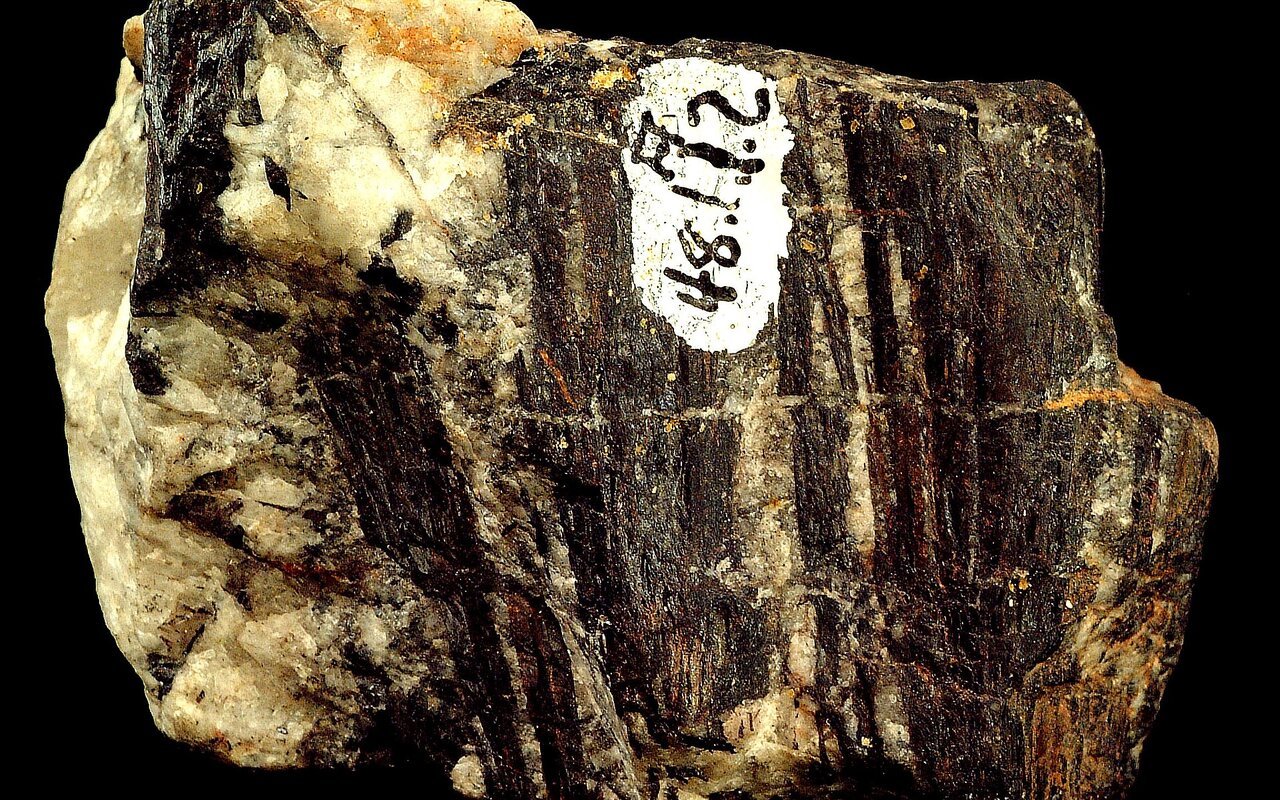 Échantillon de huébérite, minerai de tungstène et manganèse, de couleur sombre avec du quartz blanc