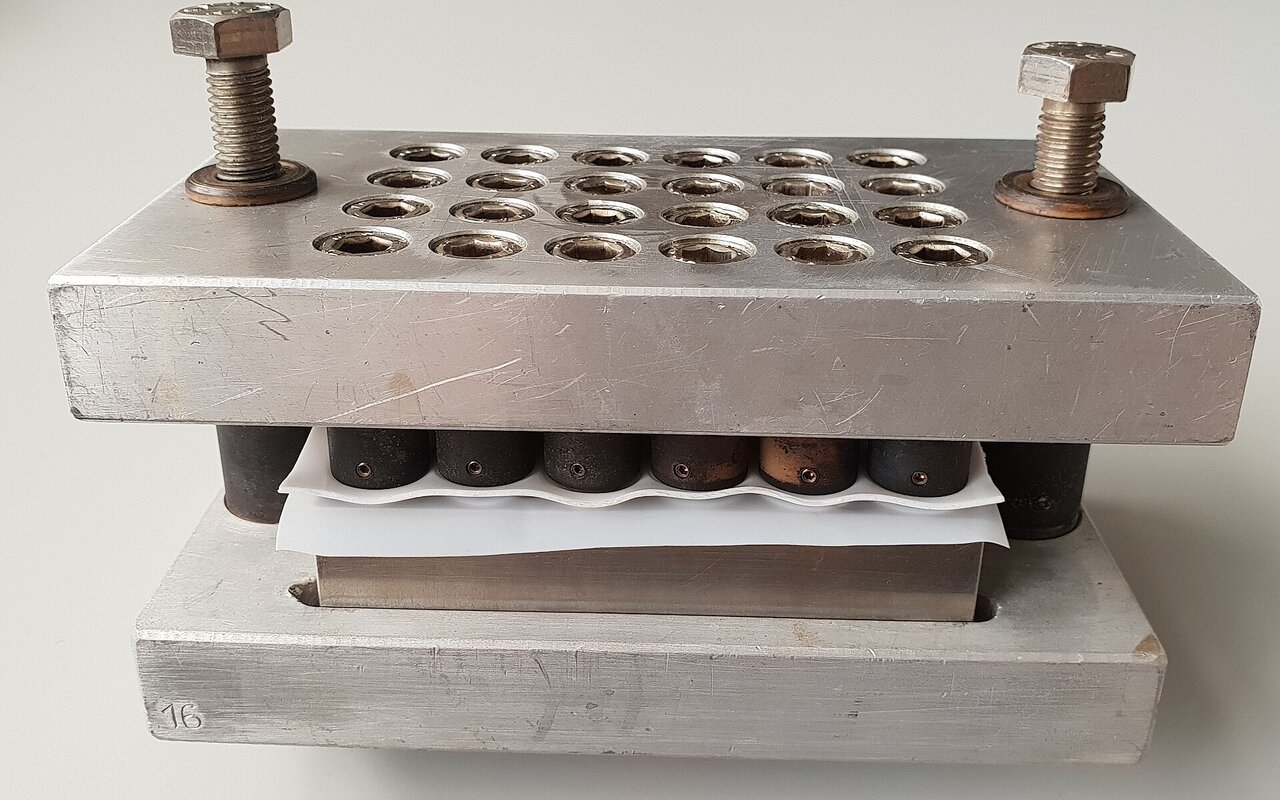 Réacteur solvothermal assemblé pour synthèses parallèles en laboratoire