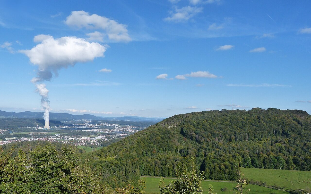 Centrale nucléaire de Gösgen en Suisse avec ses tours de refroidissement