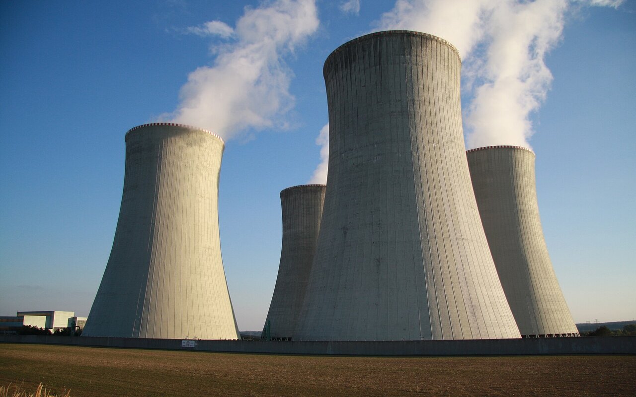 Tours de refroidissement d'une centrale nucléaire en Tchéquie
