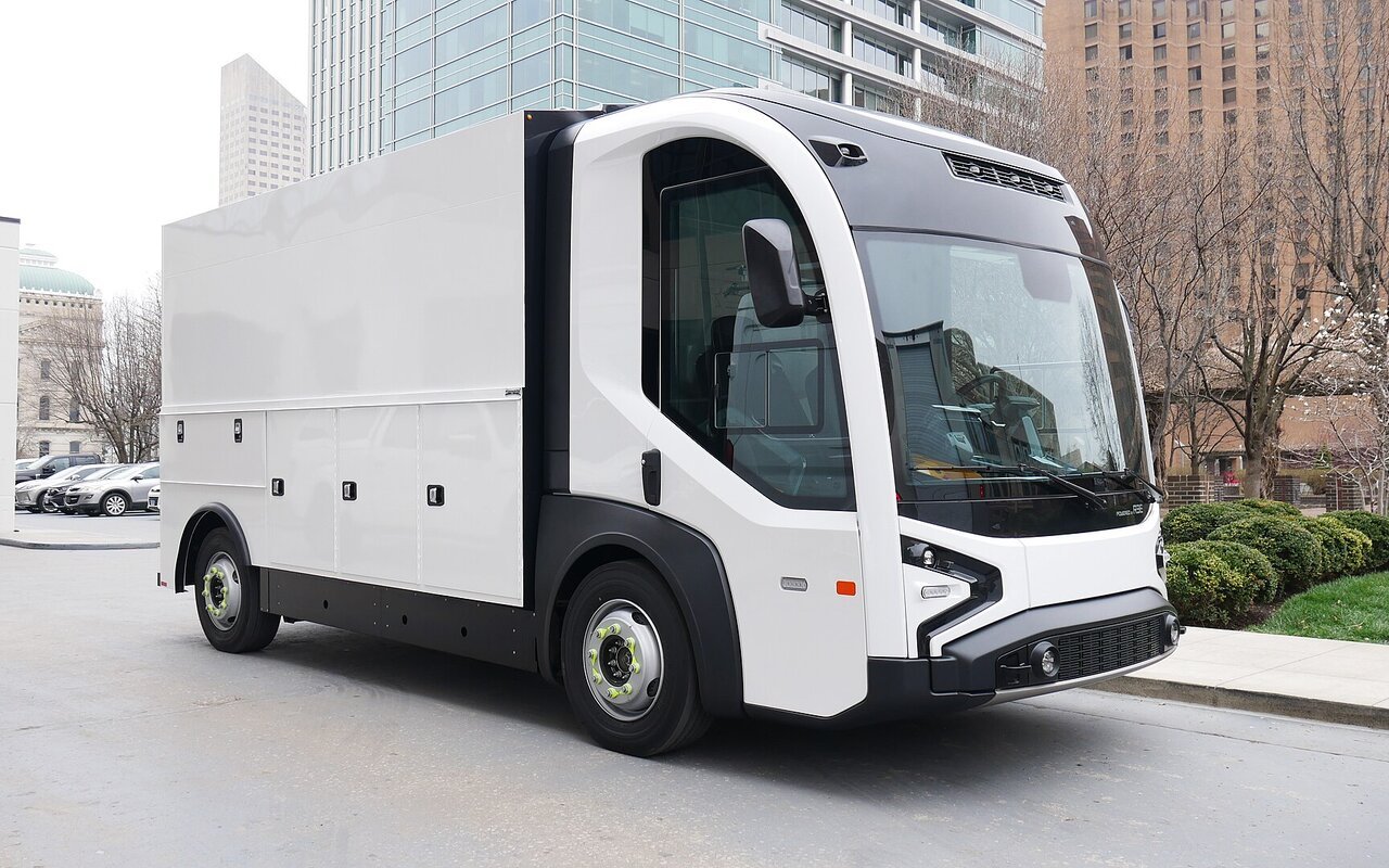 Camion électrique REE Automotive P7-C classe 4 avec carrosserie professionnelle Knapheide