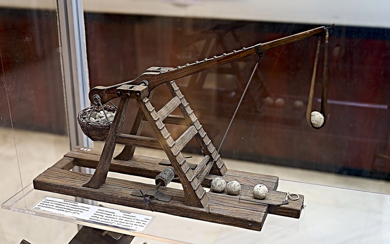Maquette de trébuchet avec mécanisme de contrepoids exposée au musée de la guerre d'Athènes