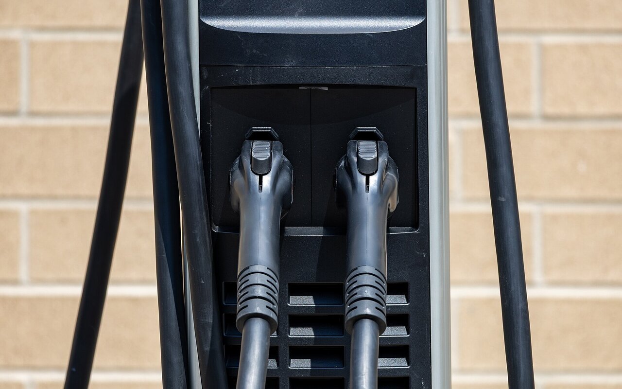 Deux connecteurs de recharge ChargePoint pour véhicules électriques montés sur un boîtier blanc