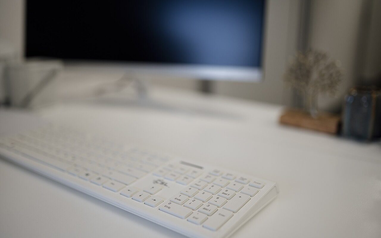 Clavier blanc moderne sur un bureau épuré en gros plan