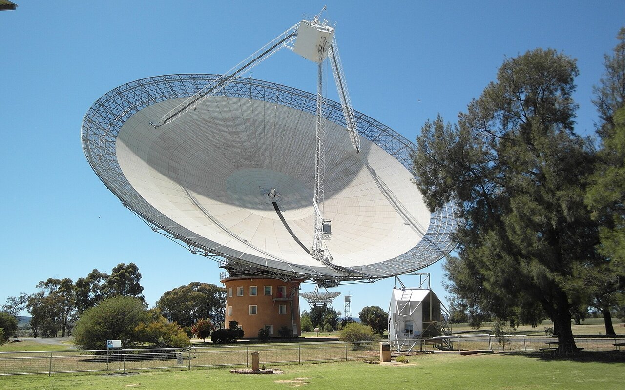 Radiotélescope parabolique de 64 mètres de Parkes en position d'observation