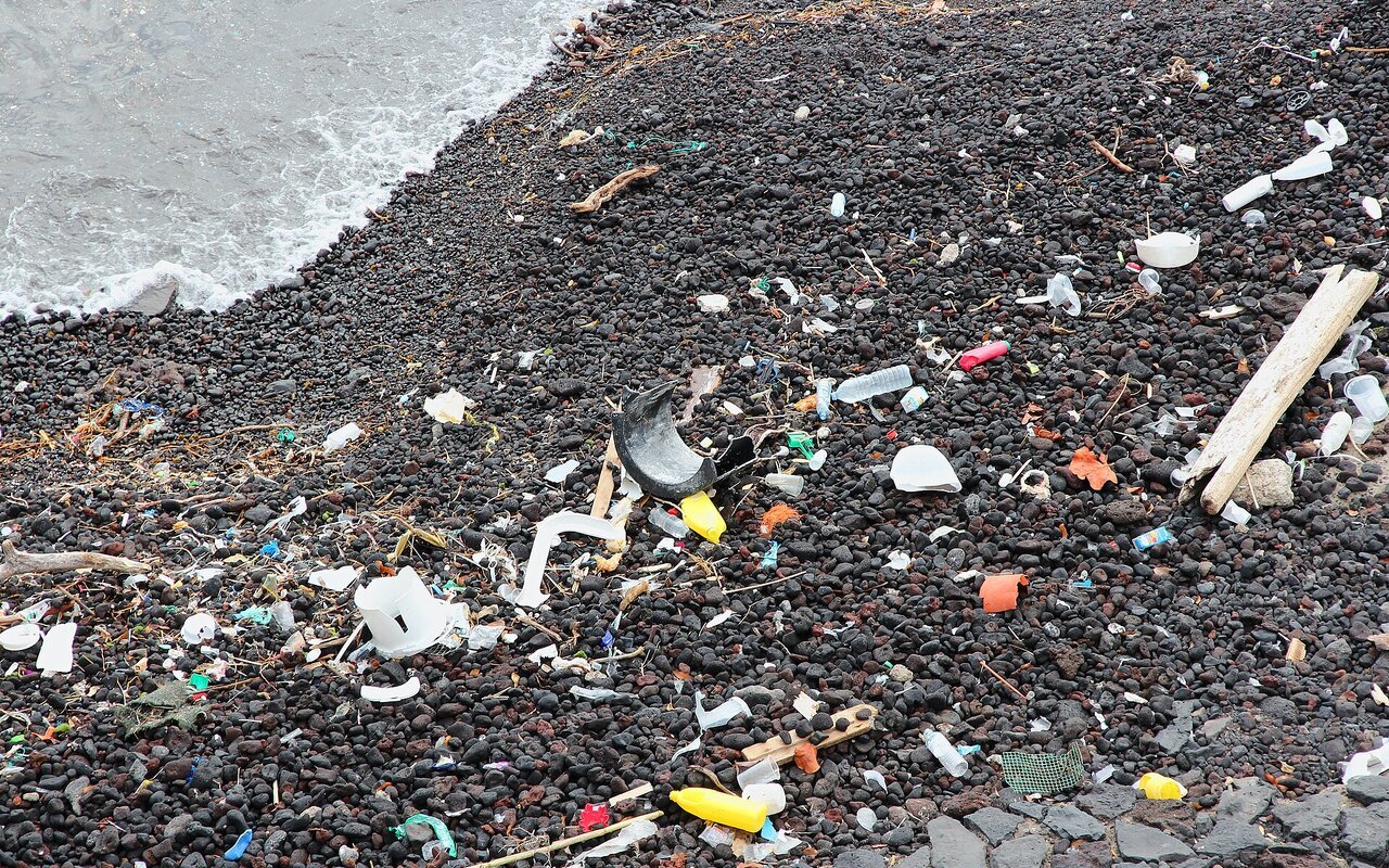 Débris plastiques sur une plage de Ténérife, îles Canaries, Espagne