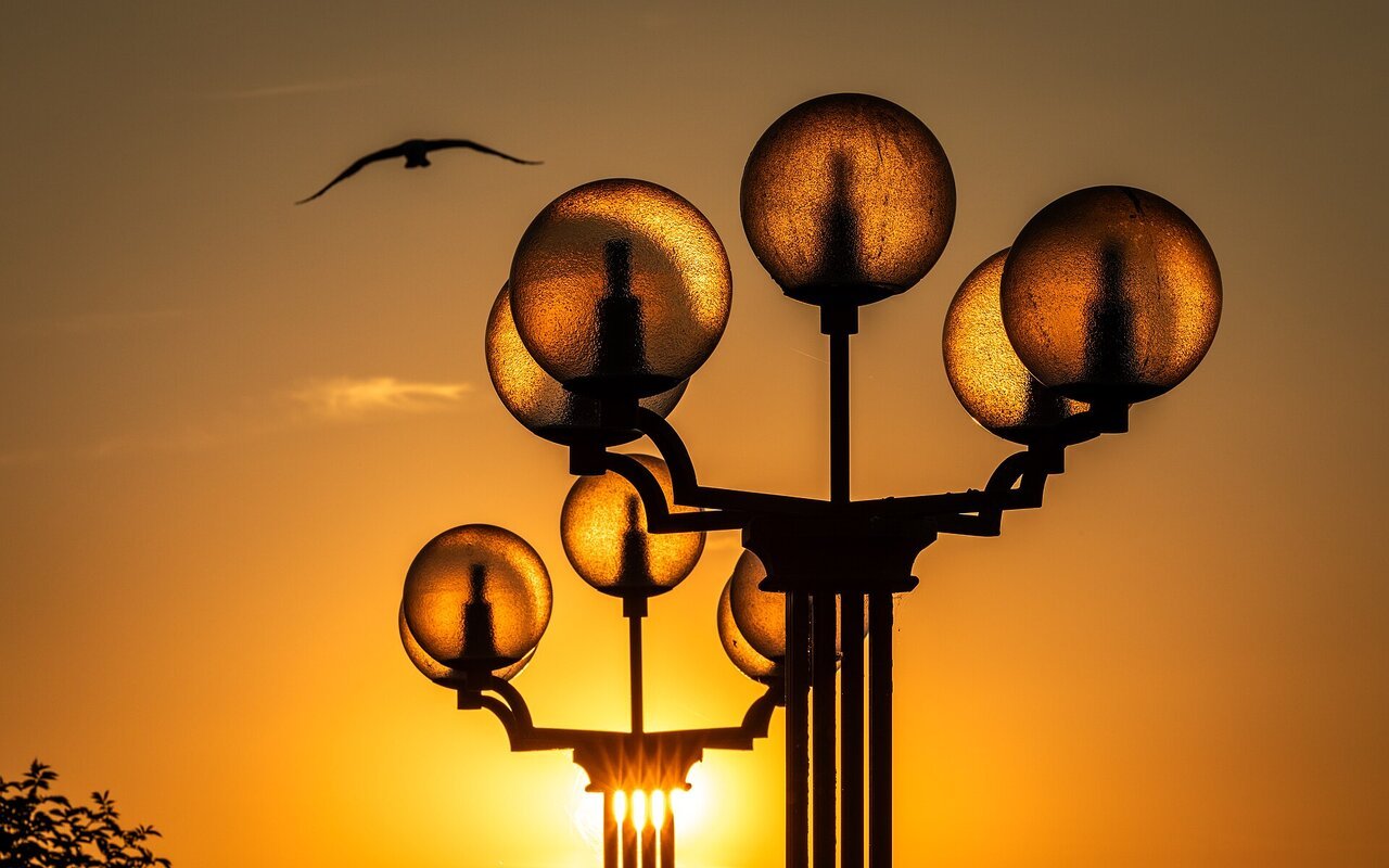 Lanternes d'éclairage public au coucher du soleil en Allemagne