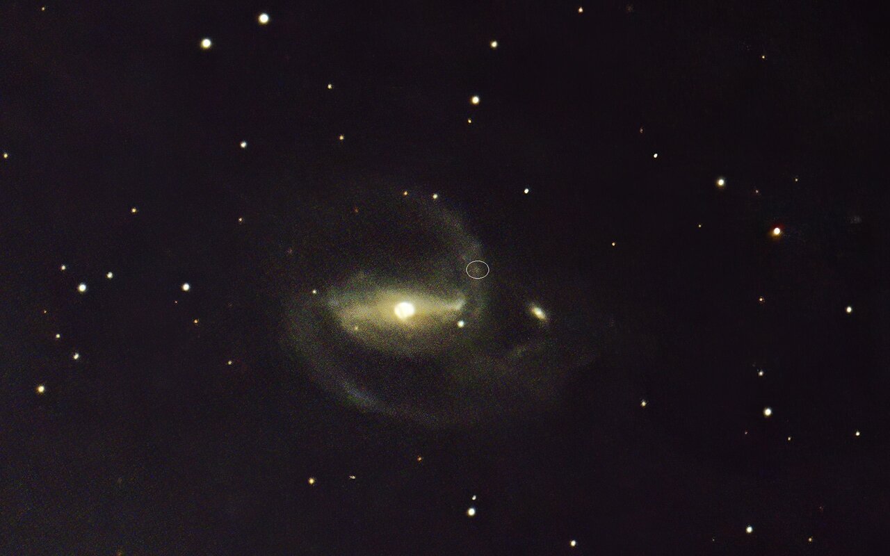 Supernova Type II dans la galaxie NGC 1097, montrant l'explosion stellaire et l'effondrement d'une étoile massive