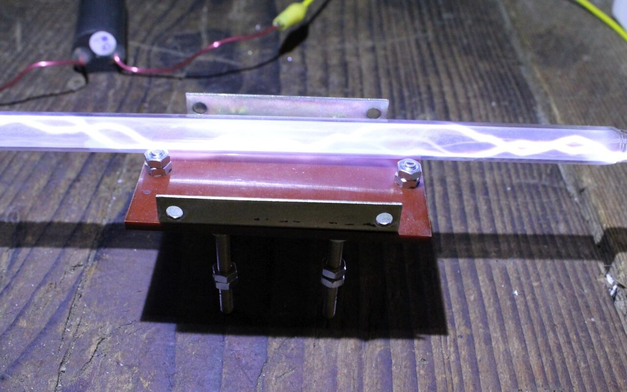 Arc électrique haute tension dans un tube de verre transparent