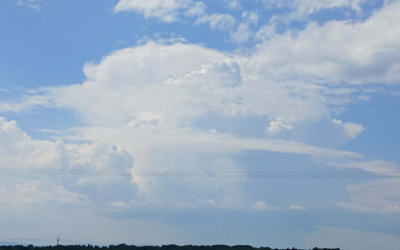 Nuage cumulonimbus imposant avec colonne de précipitations visible à la base