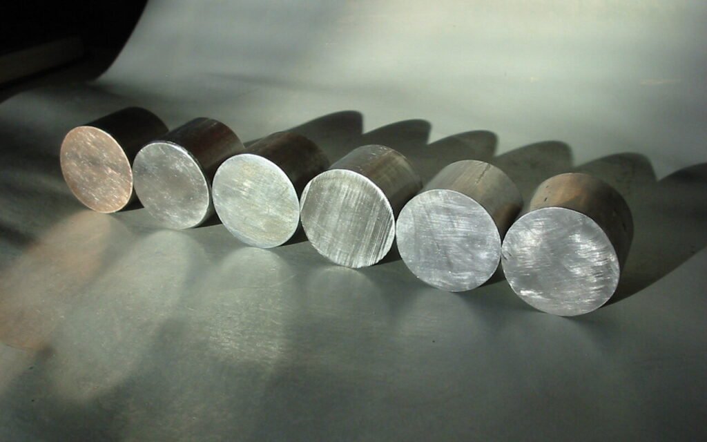 Échantillons de métaux polis : cuivre, nickel, fer, titane, aluminium, magnésium