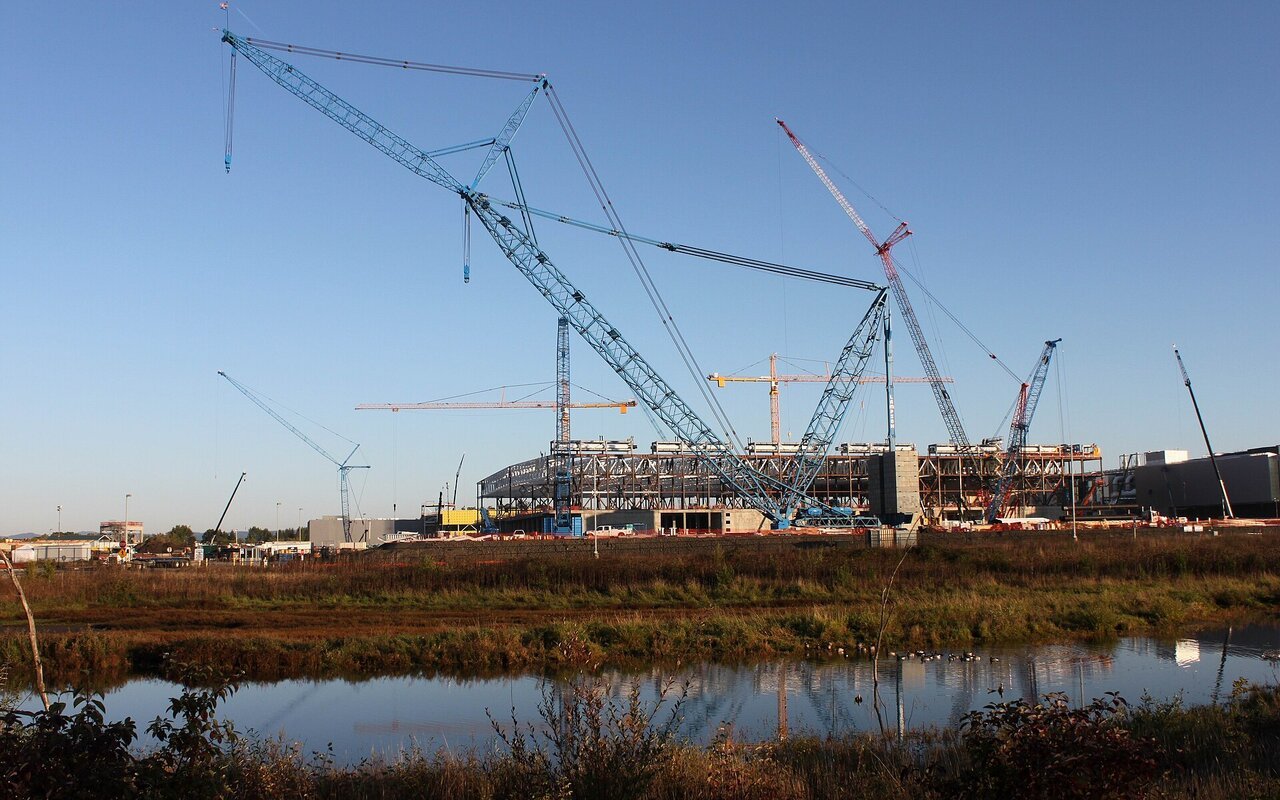 Grues sur le chantier d'une usine de puces du campus Ronler Acres d'Intel, dans l'Oregon