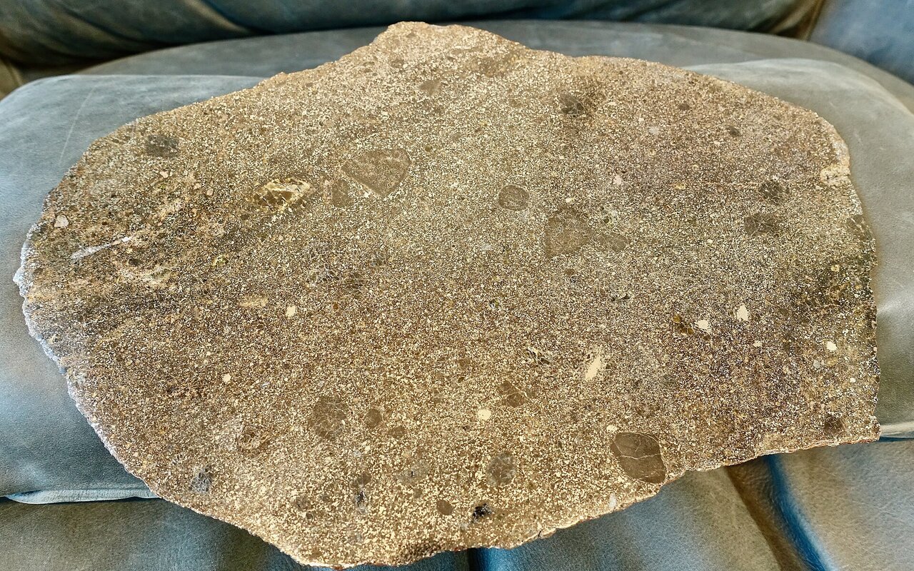 Fragment de météorite montrant une matrice métallique avec cristaux, similaire aux roches d'astéroïdes