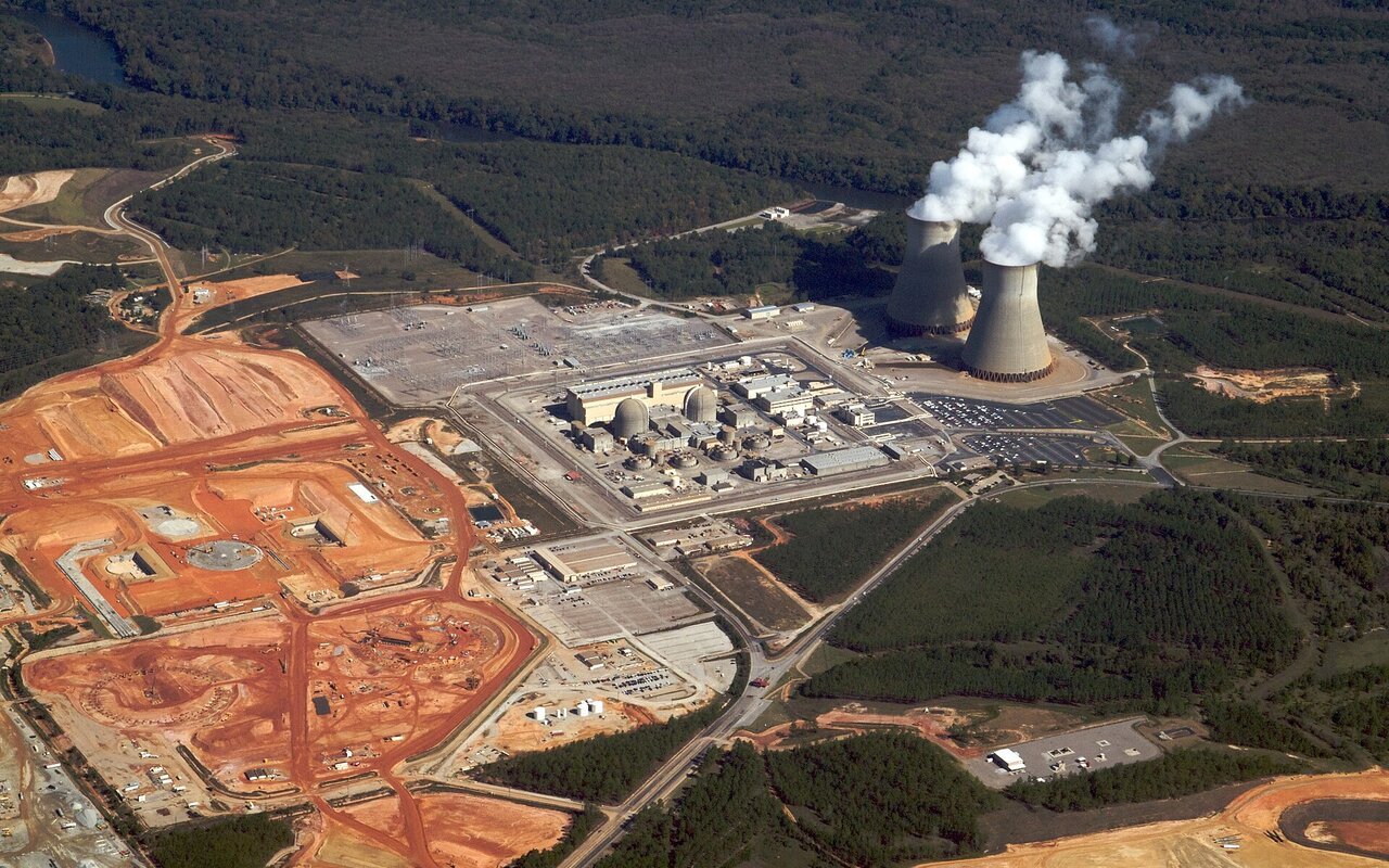 Vue aérienne de la centrale nucléaire de Vogtle avec réacteurs existants et tours de refroidissement