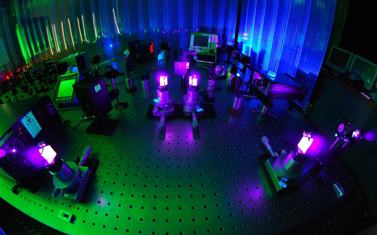 Dispositif laser femtoseconde avec compresseur d'impulsions dans un laboratoire d'optique