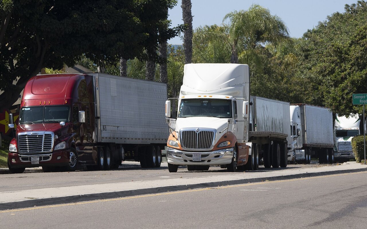 Camions de transport près d'un port d'entrée frontalier