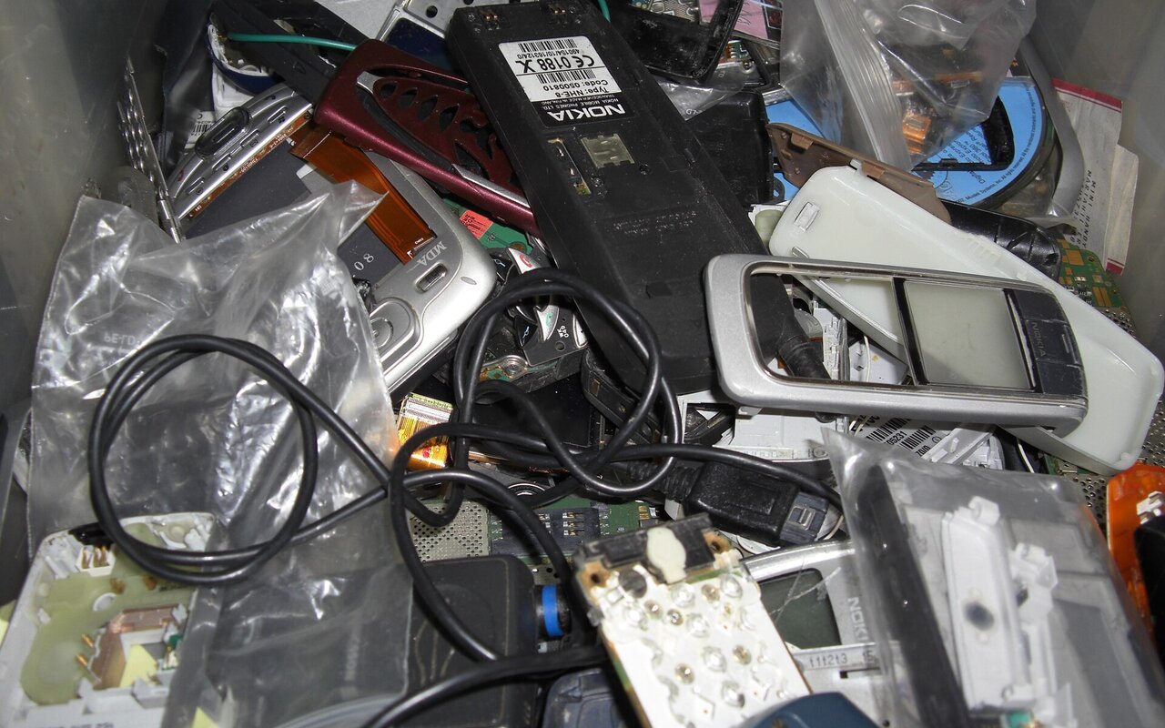 Pile de vieux téléphones mobiles déclassés et défectueux prêts à être recyclés