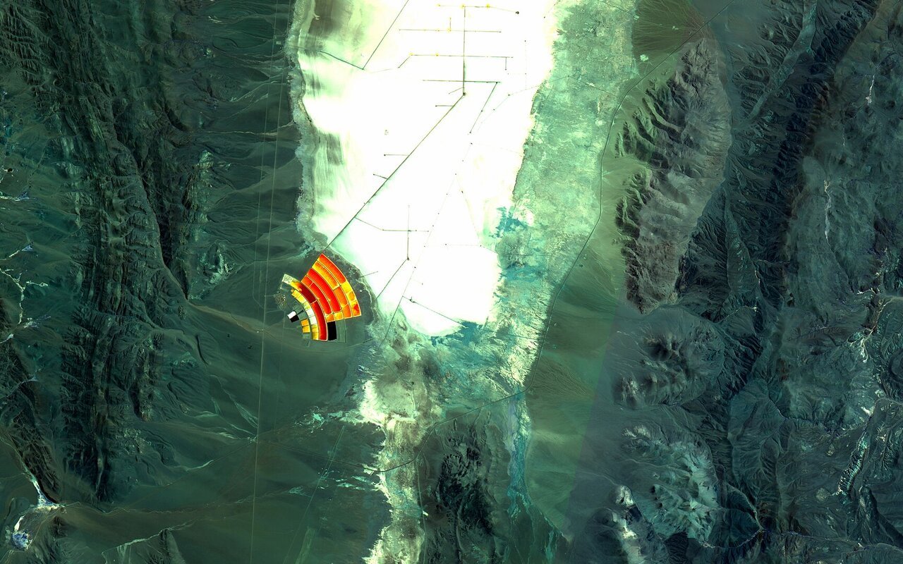 Extraction de lithium au Salar de Olaroz en Argentine avec végétation et bassins de traitement