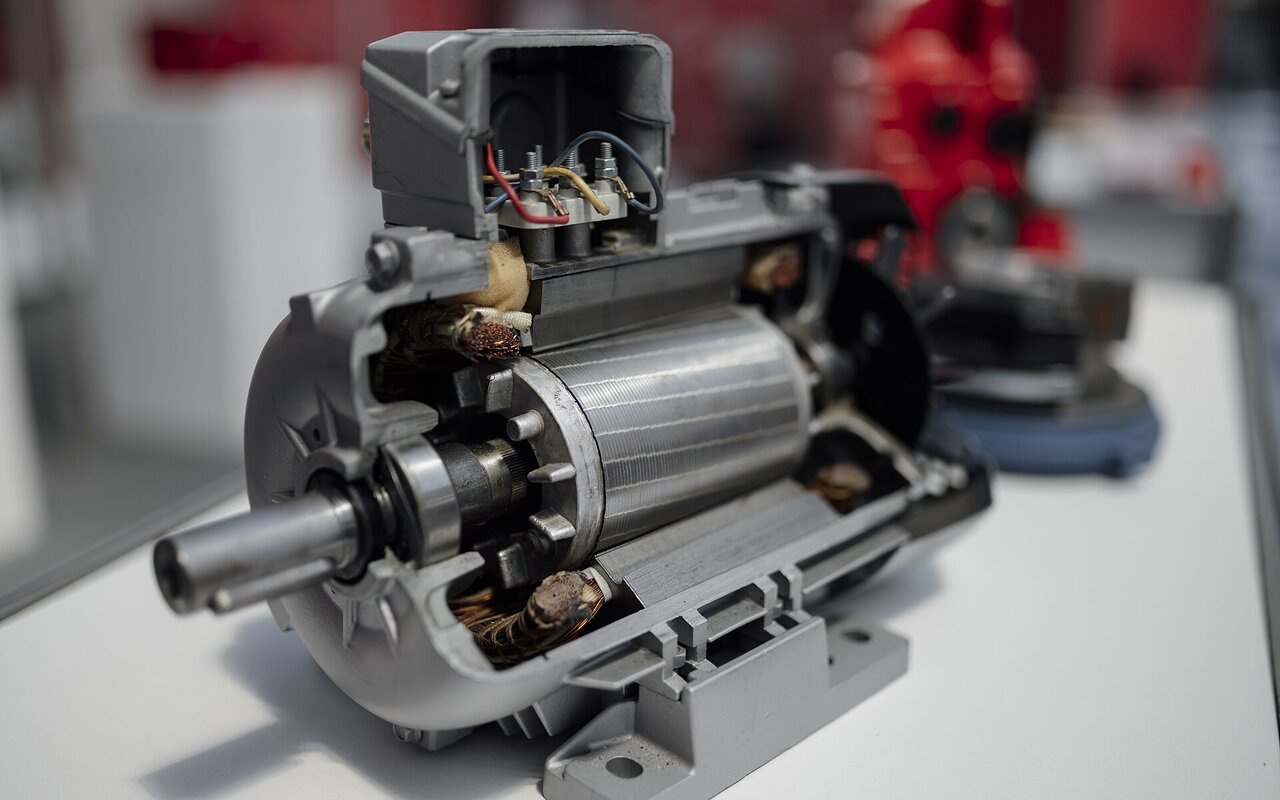 Vue détaillée en coupe d'un moteur électrique montrant ses composants internes et câblage