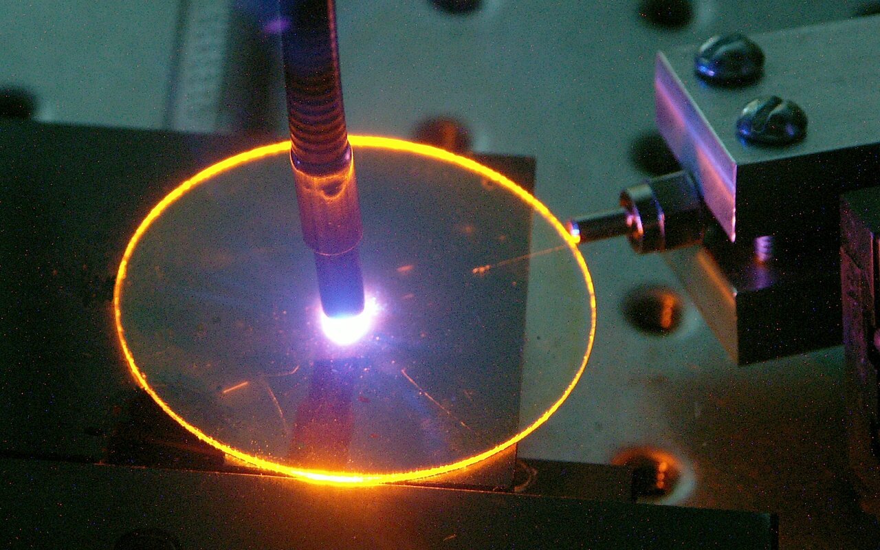 Gros plan sur une fibre optique montrant sa structure fine et transparente