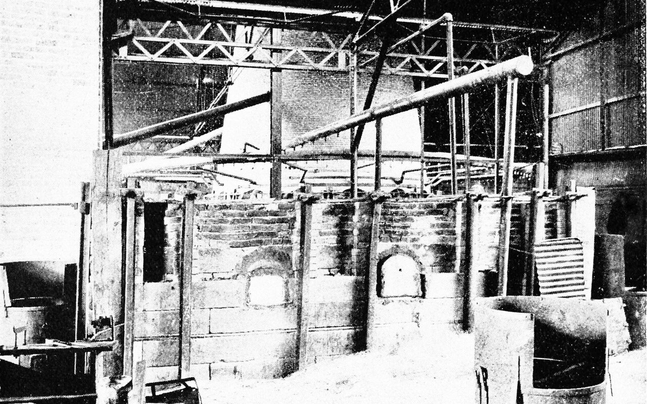 Four à réservoir utilisé pour la fabrication de cheminées en verre.